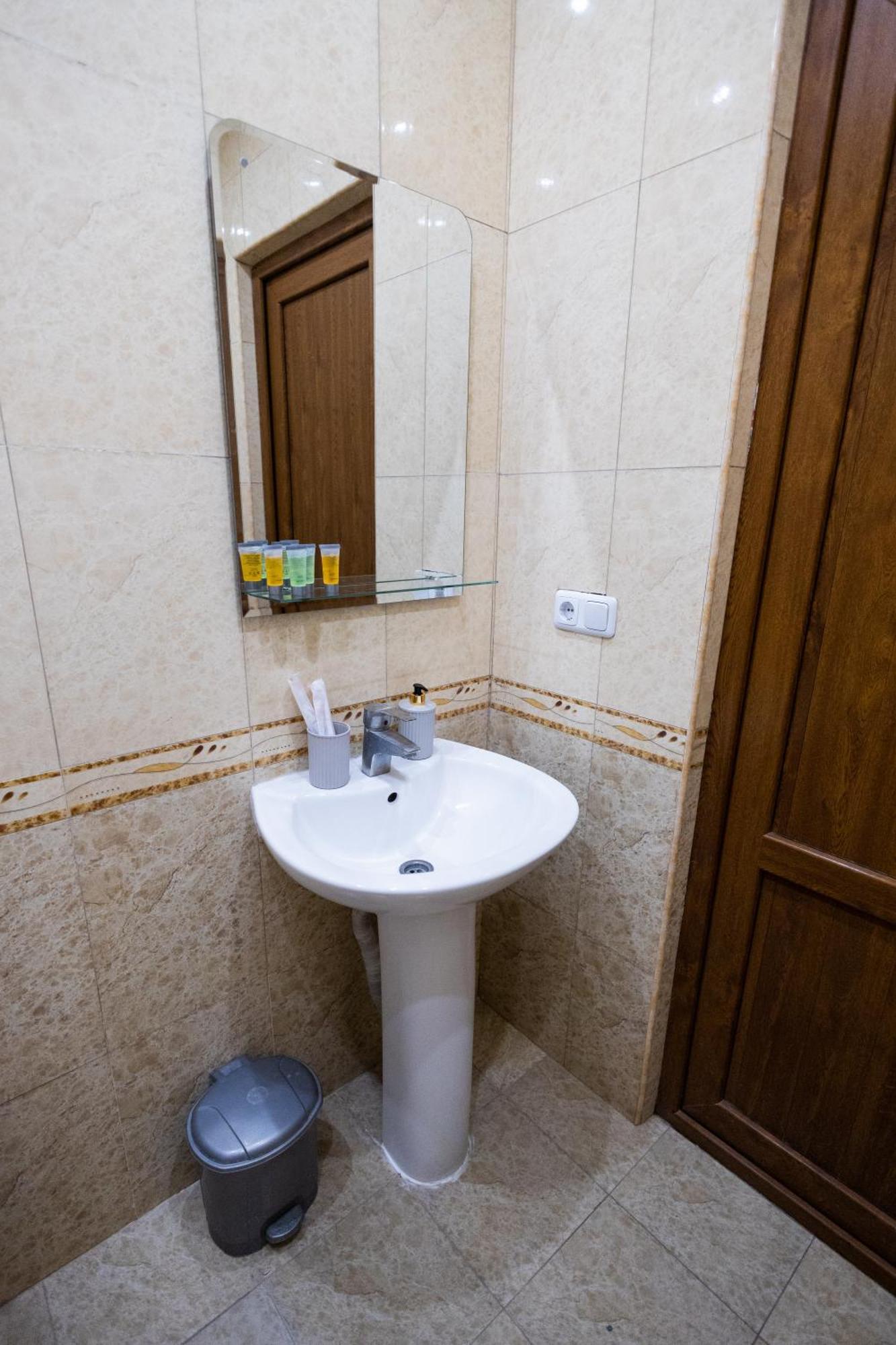 Yan Hotel Γιερεβάν Εξωτερικό φωτογραφία